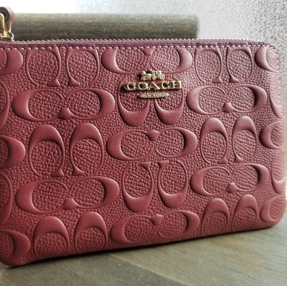 Coach NWT Corner Zip Wristlet In Signature Leather